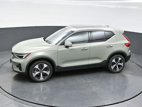 Used 2025 Volvo XC40 B5 Plus image 27