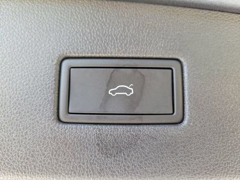 Used 2022 Volkswagen Tiguan SE w/ Panoramic Sunroof Package FWD image 10