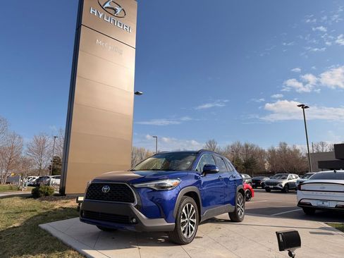 Used 2022 Toyota Corolla Cross XLE w/ Convenience Package image 1