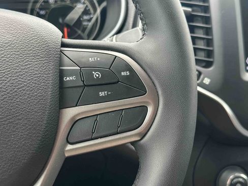 Used 2022 Jeep Cherokee Latitude Lux w/ Sun & Sound Group FWD image 28