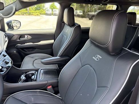 New 2027 Chrysler Pacifica Limited FWD image 27