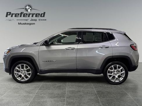 Used 2023 Jeep Compass Latitude image 9