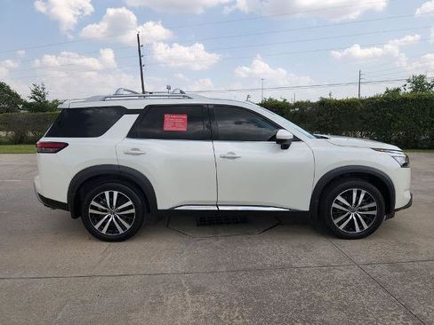 Certified 2024 Nissan Pathfinder Platinum FWD image 4