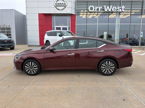 Used 2023 Nissan Altima 2.5 SV AWD/4WD image 2