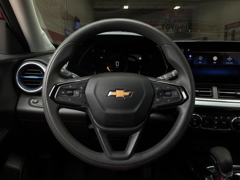 Used 2025 Chevrolet Trax LT FWD image 31