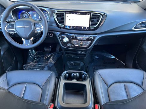 Used 2025 Chrysler Pacifica Select image 31