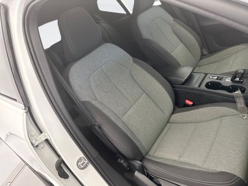 Used 2024 Volvo XC40 B5 Core AWD/4WD image 19