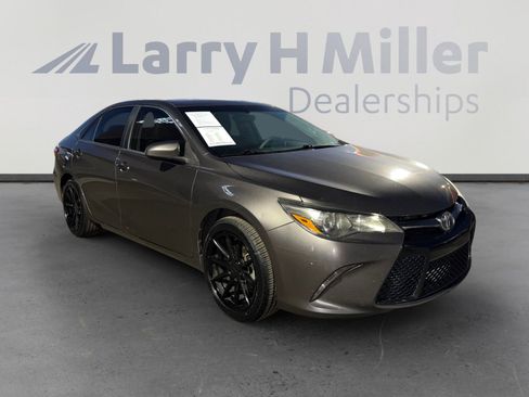 Used 2017 Toyota Camry SE w/ Moonroof Package FWD image 7