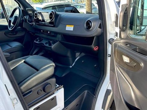 Used 2025 Mercedes-Benz Sprinter 2500 image 26