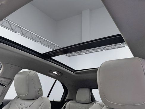 Used 2019 Cadillac XT4 Luxury w/ Cold Weather Package image 18