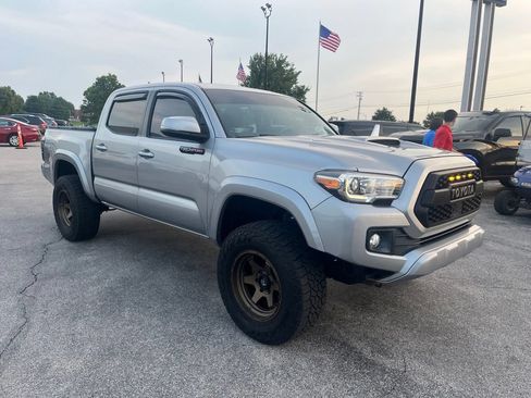 Used 2016 Toyota Tacoma TRD Sport w/ Premium & Technology Package AWD/4WD image 2