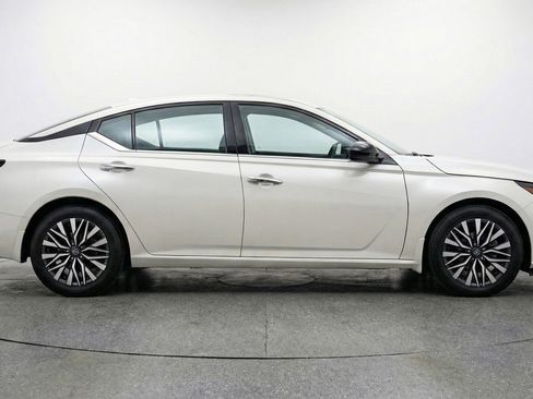 Used 2025 Nissan Altima 2.5 SV FWD image 11