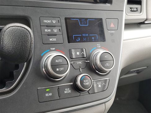 Used 2016 Toyota Sienna LE image 26