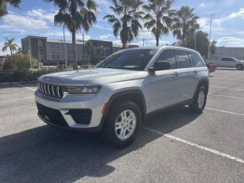 Used 2023 Jeep Grand Cherokee Laredo image 8