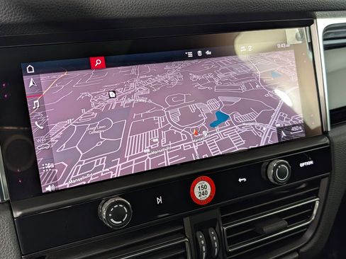 Certified 2025 Porsche Macan 2.0T image 32