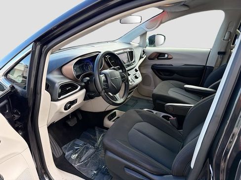 Used 2020 Chrysler Voyager L FWD image 9