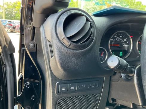 Used 2015 Jeep Wrangler Unlimited Rubicon w/ Connectivity Group AWD/4WD image 9