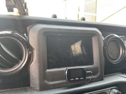 Used 2023 Jeep Gladiator Sport w/ Trailer Tow Package AWD/4WD image 13