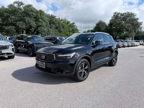 Certified 2025 Volvo XC40 B5 Core AWD/4WD image 2