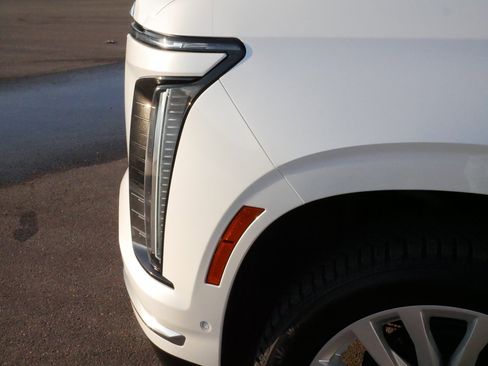 Certified 2025 Cadillac Escalade Luxury w/ LPO, Floor Liner Package image 16