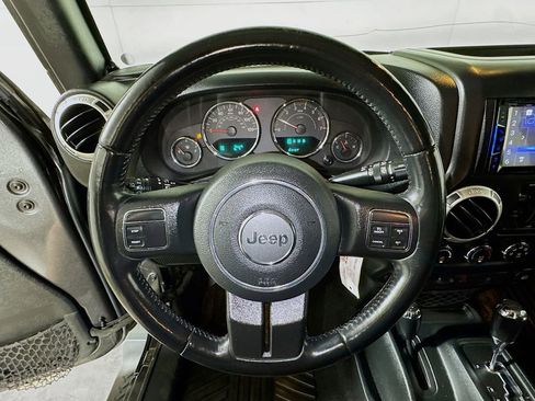 Used 2018 Jeep Wrangler Unlimited Sahara AWD/4WD image 9