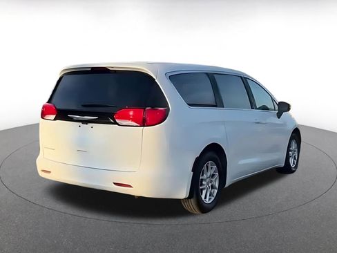 Used 2023 Chrysler Voyager LX image 10