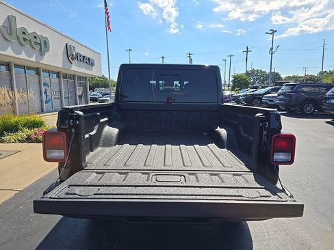 New 2025 Jeep Gladiator Sport image 17