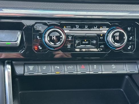 Used 2024 GMC Sierra 2500 Denali w/ Denali Reserve Package image 30