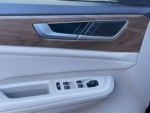 Used 2024 Volkswagen Atlas SE image 16