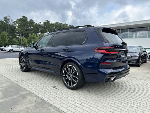 Used 2024 BMW X7 xDrive40i w/ M Sport Package AWD/4WD image 3
