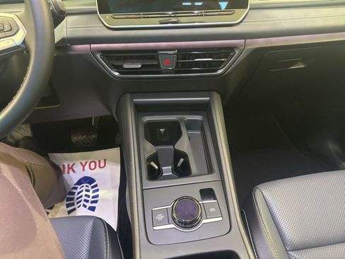 Certified 2025 Volkswagen Tiguan SE image 16