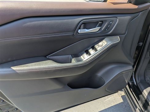 Used 2023 Nissan Rogue SL w/ SL Premium Package image 14