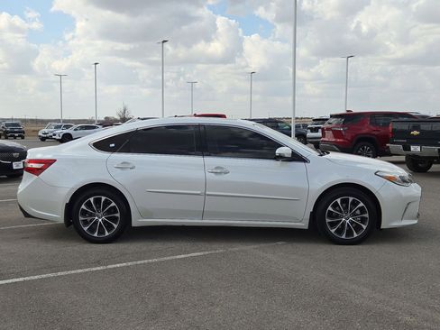 Used 2018 Toyota Avalon XLE Premium image 2