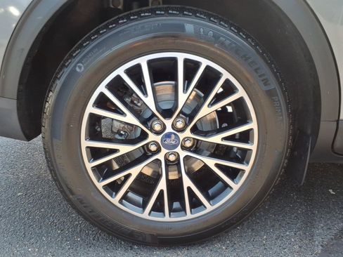 Certified 2022 Ford Escape Titanium w/ Titanium Premium Package FWD image 10