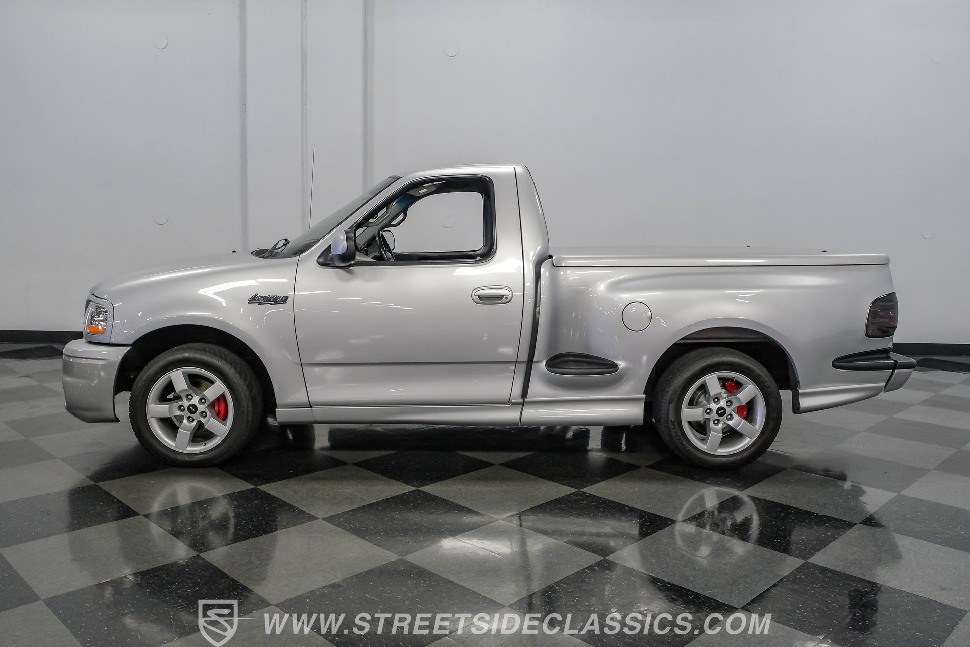 Used 2001 Ford F150 Lightning RWD image 2