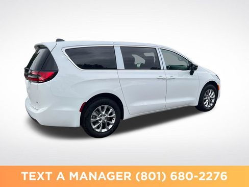New 2027 Chrysler Pacifica Select AWD/4WD image 5