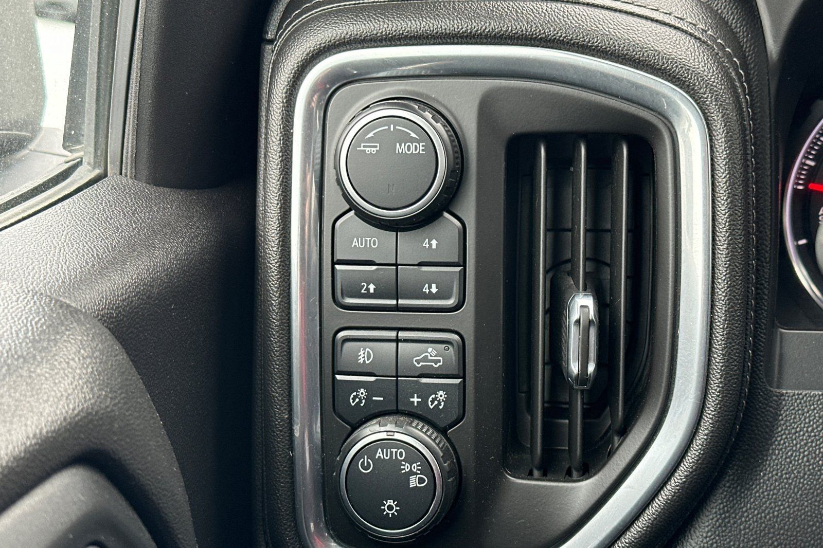 Used 2020 Chevrolet Silverado 1500 RST AWD/4WD image 31