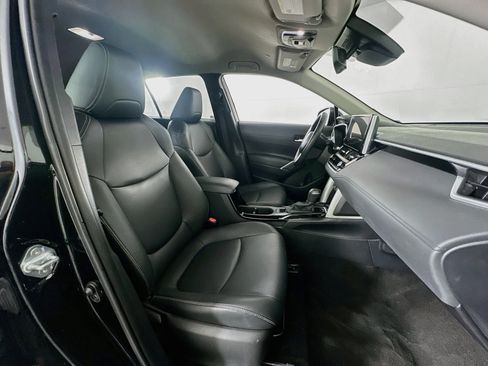 Used 2025 Toyota Corolla Cross XLE FWD image 31