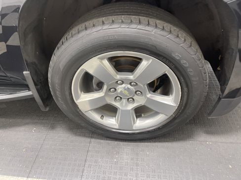 Used 2019 Chevrolet Suburban LT w/ Luxury Package image 28