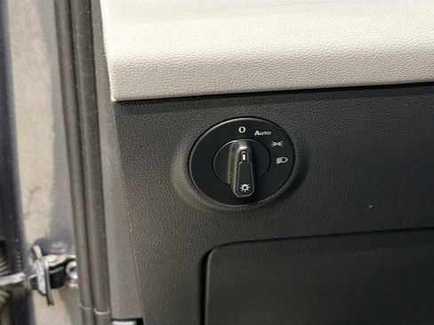 Used 2022 Volkswagen Taos SE w/ Panoramic Sunroof Package FWD image 13