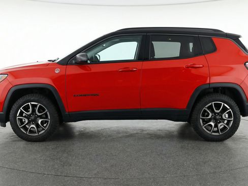 Used 2025 Jeep Compass Trailhawk AWD/4WD image 5