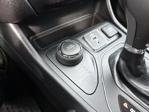 Used 2020 Jeep Cherokee Latitude Plus w/ Cold Weather Group image 30