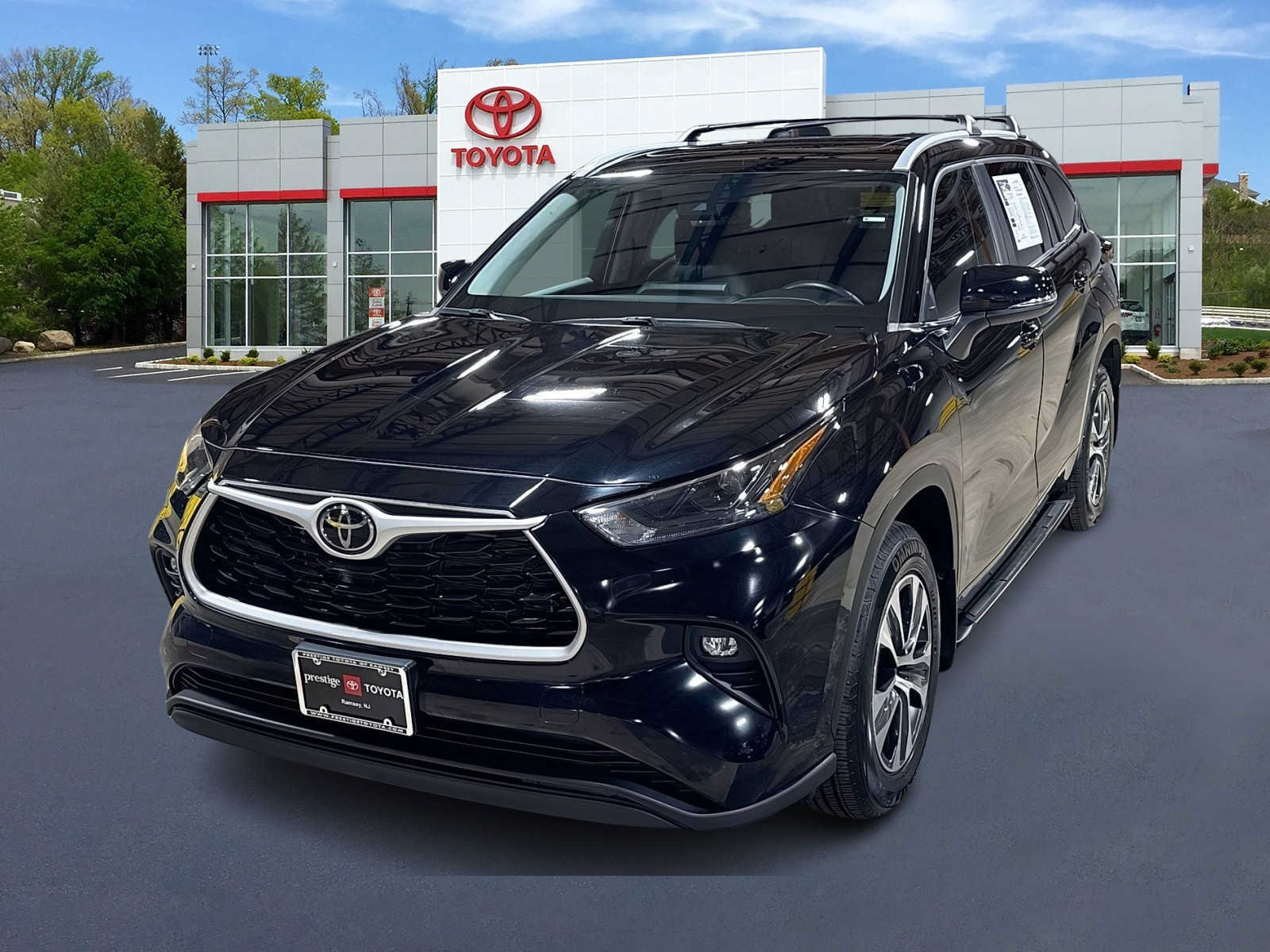 Used 2024 Toyota Highlander XLE AWD/4WD image 1