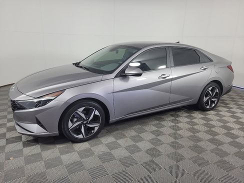 Used 2023 Hyundai Elantra SEL w/ Convenience Package FWD image 2