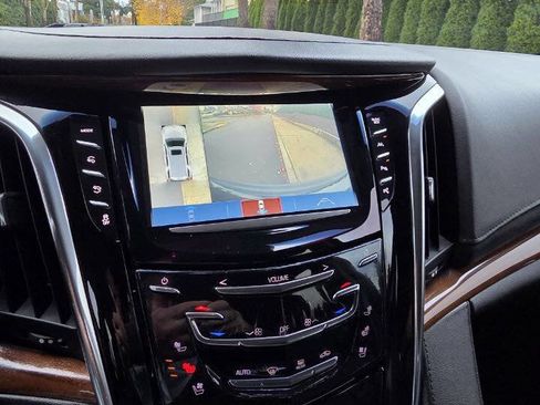 Used 2017 Cadillac Escalade ESV Luxury image 16