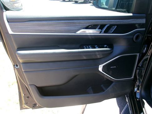 Certified 2024 Jeep Wagoneer L Series II w/ Flexible Seating Group AWD/4WD image 6