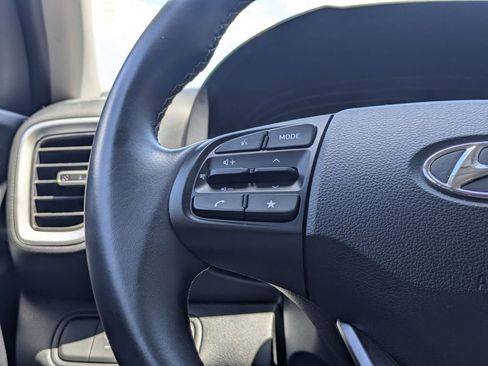 Used 2025 Hyundai Venue SEL FWD image 21