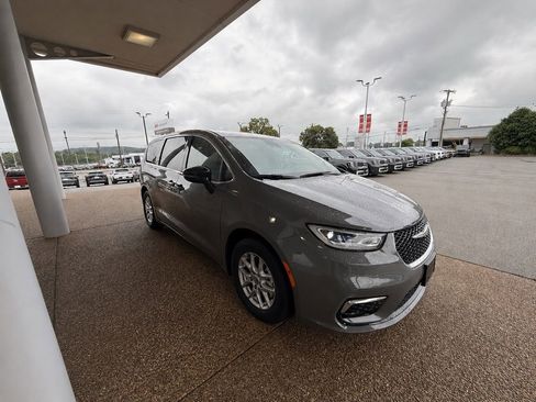 Used 2025 Chrysler Pacifica Select FWD image 4