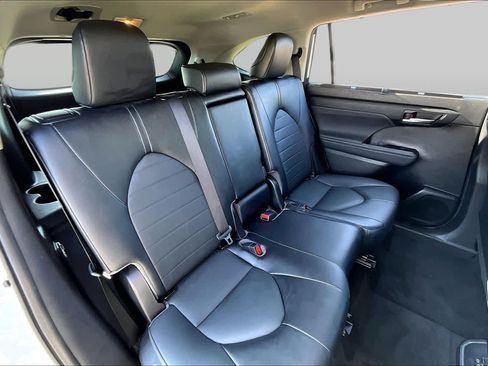 Used 2022 Toyota Highlander XLE FWD image 18