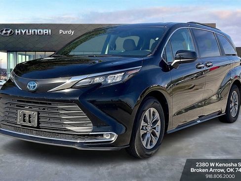 Used 2024 Toyota Sienna XLE image 1